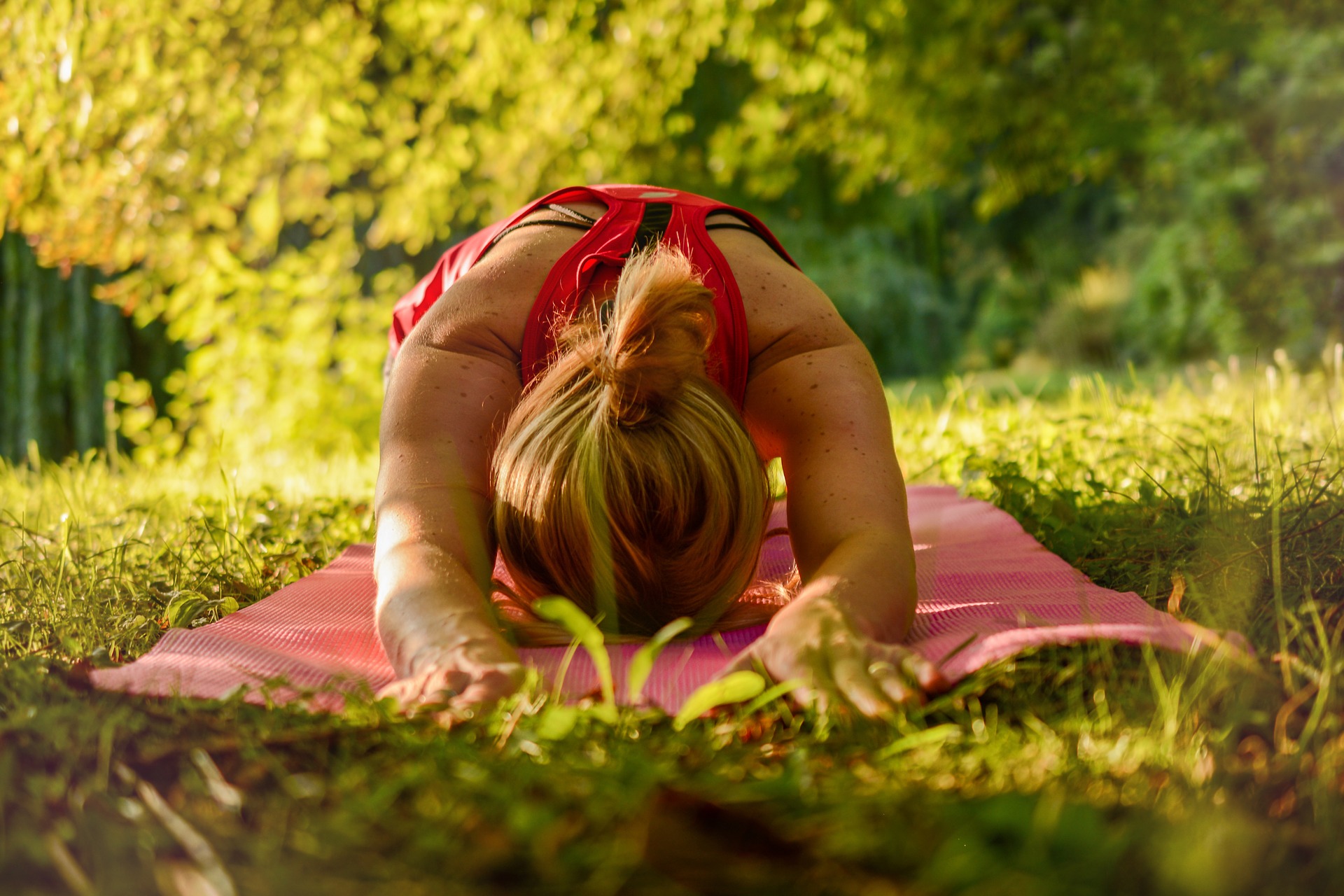 De ce să practicăm yoga în aer liber